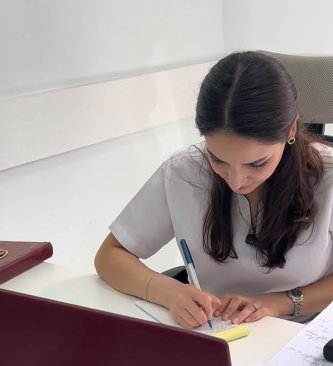 Həkim qəbuldan sonra sənədlərlə işləyir