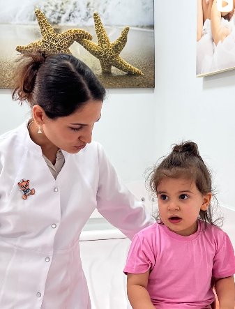 Pediatrik qəbul zamanı kiçik pasiyentin müayinəsi